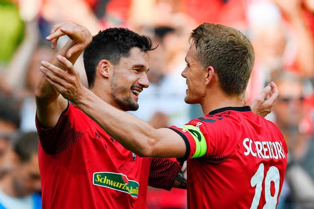 Tim Kleindienst (l.) und Nils Petersen...tlich hufiger Grund zur Freude haben.  | Foto: dpa