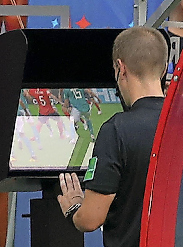 Beim Spiel Sdkorea &#8211; Deutschlan... Videobeweis auf einem Bildschirm an.   | Foto: dpa