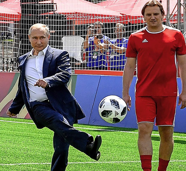 Wladimir Putin trifft den Ball und  ve...te sogar gegen einen Torwartroboter.    | Foto: AFP