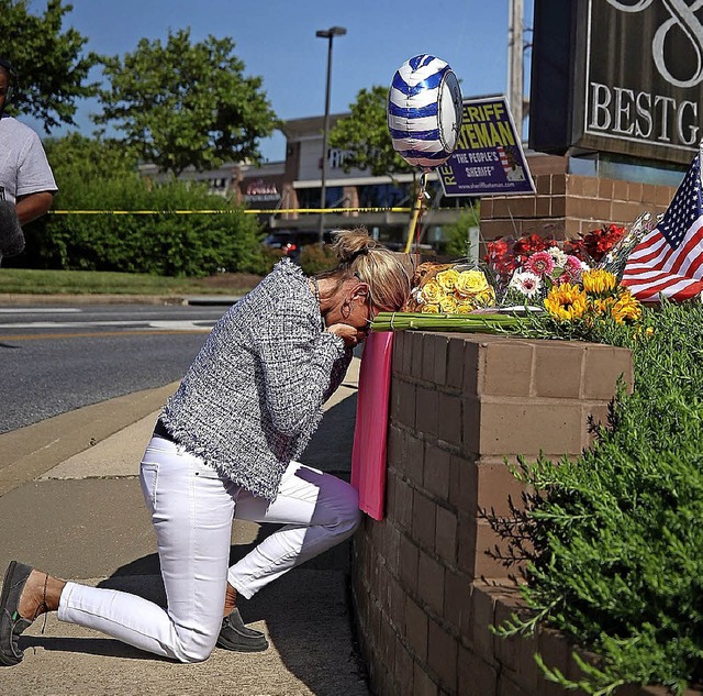 Eine Frau trauert um die Opfer vor dem Gebude der Redaktion in Annapolis.   | Foto: AFP
