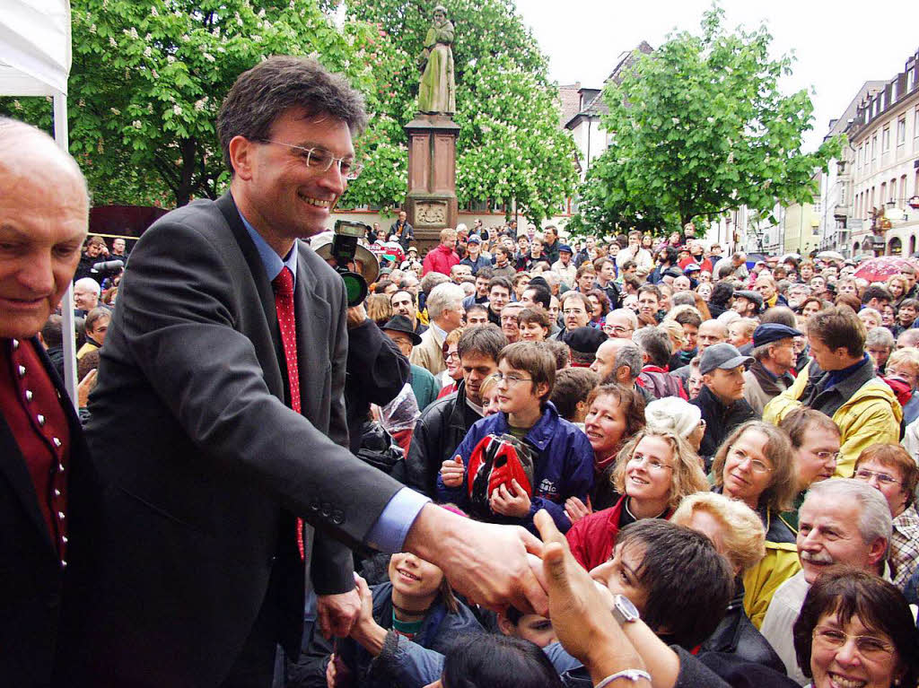 Im zweiten Wahlgang am 5. Mai 2002 sollte es dann reichen: Der neu-gewhlte Freiburger Oberbrgermeister erhielt 64,4 Prozent der Stimmen.