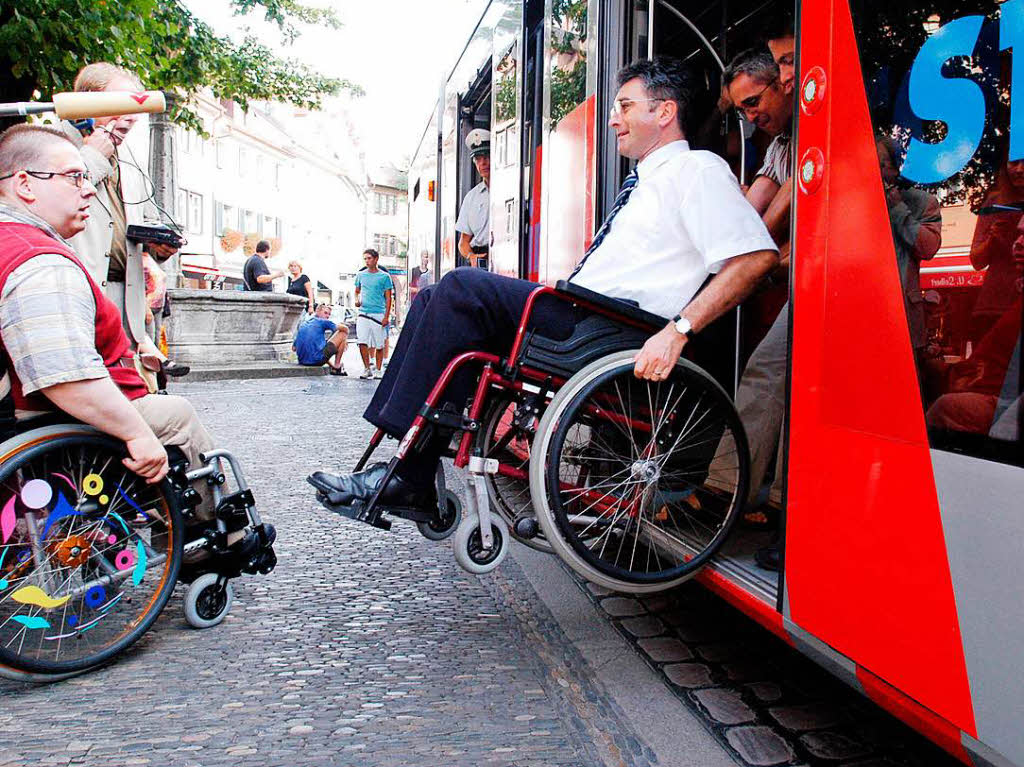 Rollstuhltour durch die Stadt. Fr Dieter Salomon war’s nur ein Test, fr Stefan Trick (links) ist es Alltag.