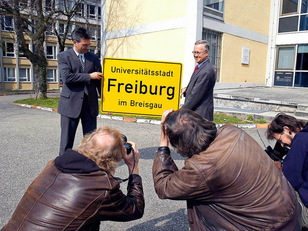 Neue Ortseingangsschilder fr die Stadt. Dieter Salomon mit dem Unirektor Wolfgang Jger.