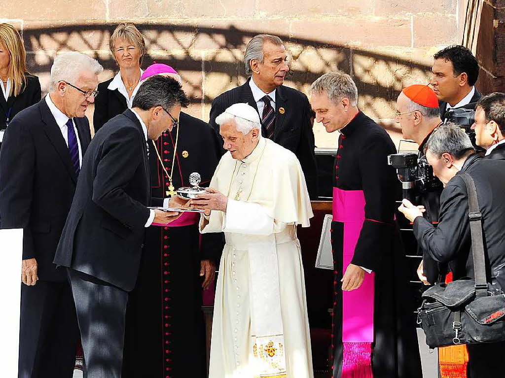 Der Papst zu Besuch in Freiburg. Dieter Salomon begrte ihn im September 2011 am Sdportal des Mnsters.