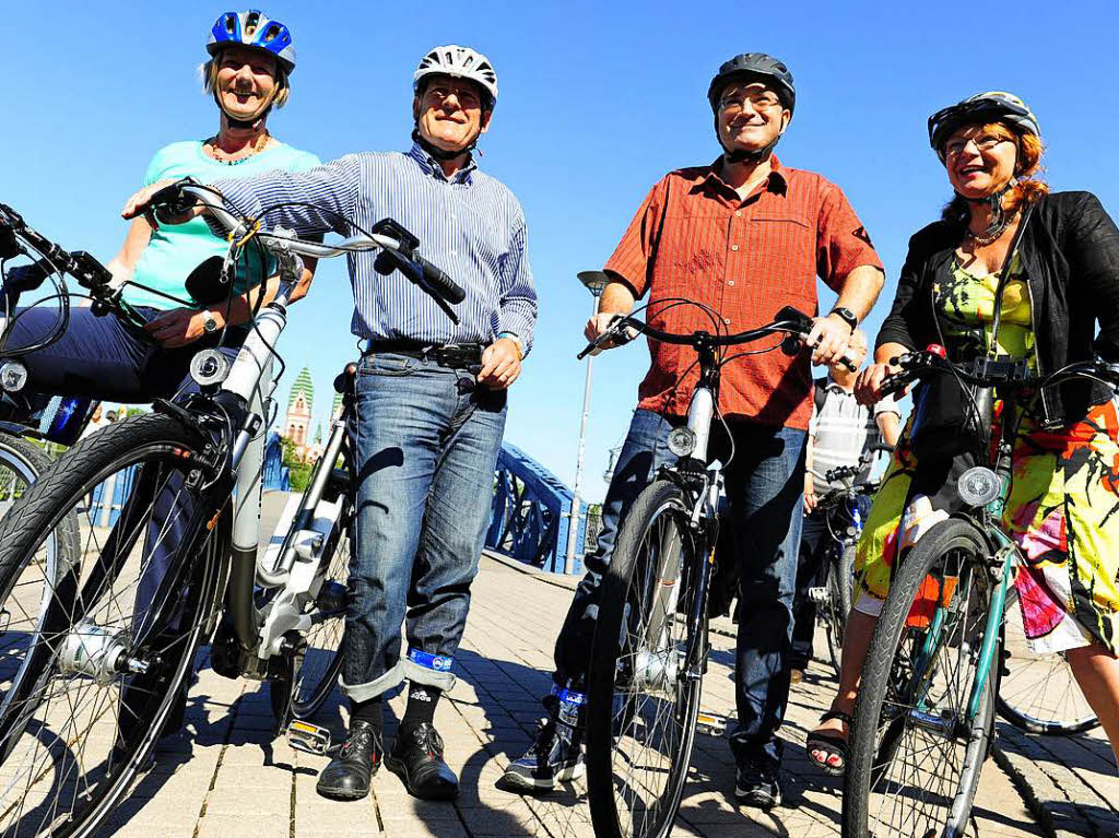 Fahrradgang: Verkehrsminister Winfried Hermann (2. von links) schaut sich Radverkehrsprojekte in Freiburg an.