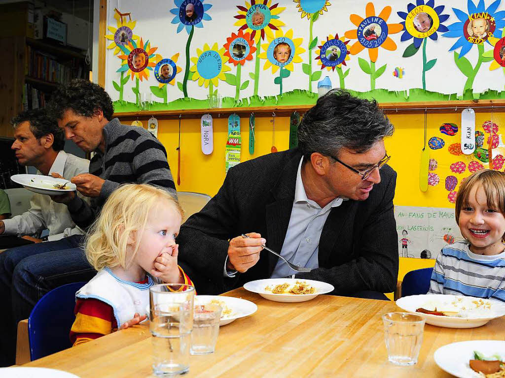 OB Dieter Salomon beim Mittagessen im Kindergarten "Fang die Maus" im Stadtteil Betzenhausen (September 2012).