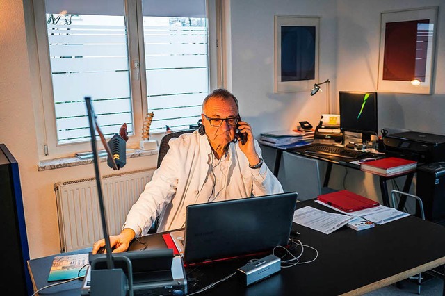 Der Stuttgarter Internist Dr. Jrg Mei... Beratungs-Videocall in seiner Praxis.  | Foto: Patrick Junker