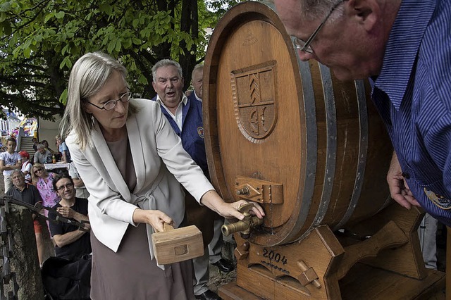 Traditionell per Fassanstich erffnete... am Freitag das Mllheimer Stadtfest.   | Foto:  Volker Mnch