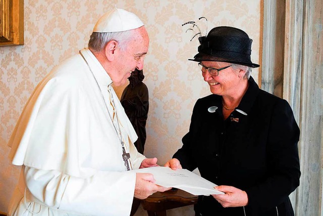 Annette Schavan und Papst Franziskus &...n am Heiligen Stuhl ihre Beglaubigung.  | Foto: Osservatore Romano Press Office