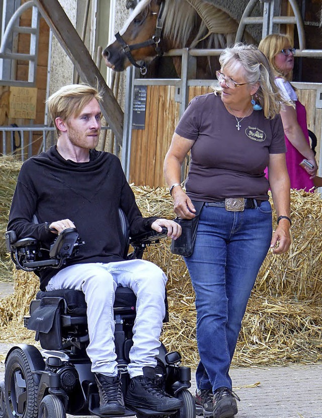 Heidi Behringer mit Samuel Koch bei de... Schulungsraums auf dem Behringer-Hof.  | Foto:  Behringer