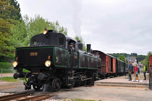 Saisonerffnung der Kandertalbahn. Hie... Premierenfahrt beim Start in Kandern.  | Foto: Jutta Schtz