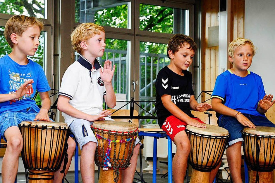 Das Musiksommerfest der JMS Südlicher Breisgau fand 2018 in Kooperation mit der Thaddäus-Rinderle-Schule in Staufen statt. In der Aula der Schule zeigten die jungen Musiker ihr Können. Die Jugendkapelle spielte später noch im Hof. (Foto: Bernhard Seitz) Das Musiksommerfest der JMS Südlicher Breisgau fand 2018 in Kooperation mit der Thaddäus-Rinderle-Schule in Staufen statt. In der Aula der Schule zeigten die jungen Musiker ihr Können. Die Jugendkapelle spielte später noch im Hof. (Foto: Bernhard Seitz)