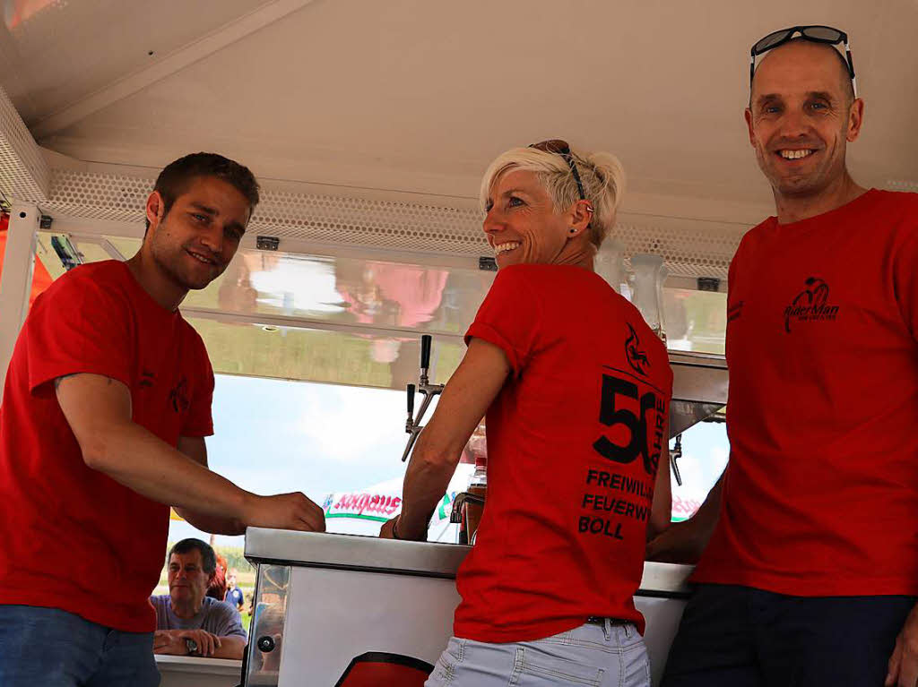 45 Helferinnen und Helfer stemmten in diesen einheitlichen roten Shirts das Fest fr den kleinen Ortsteil Boll.