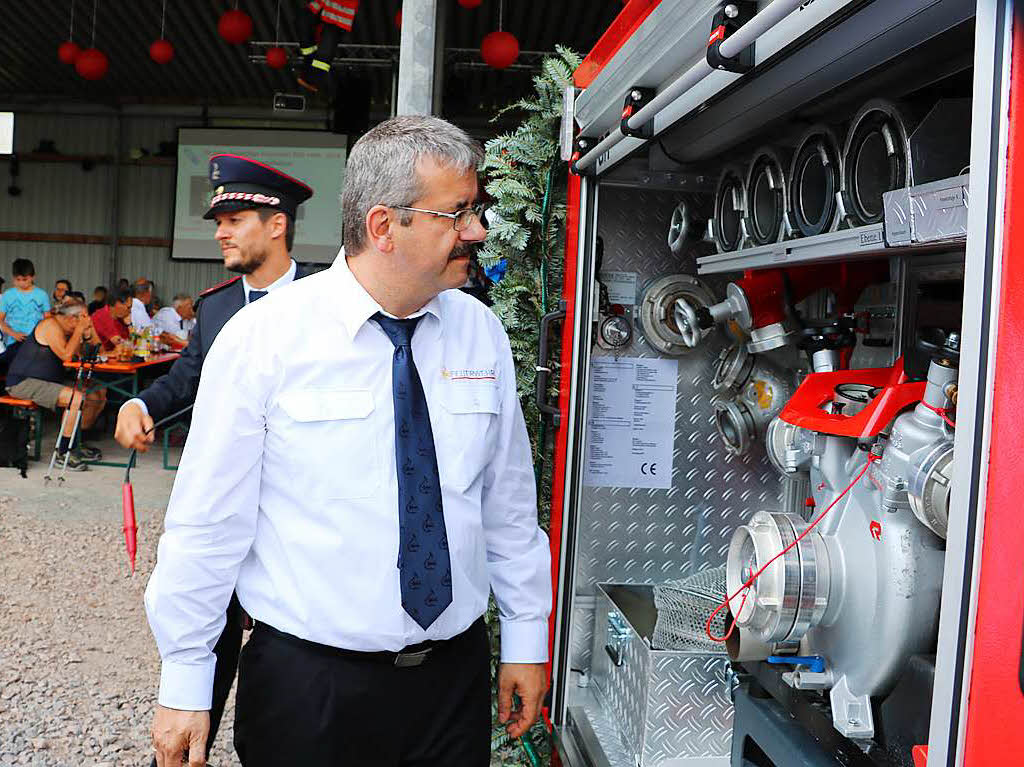 Interessiert nahmen Feuerwehrmnner aus der Region den neuen Transportanhnger in Augenschein.