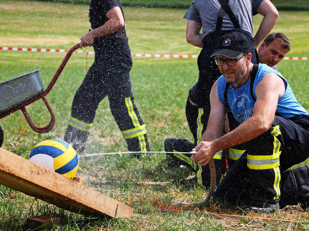 Wasser marsch sind echte Feuerwehrmnner eigentlich etwas anders gewohnt. Hier war Geduld und Geschick gefragt.