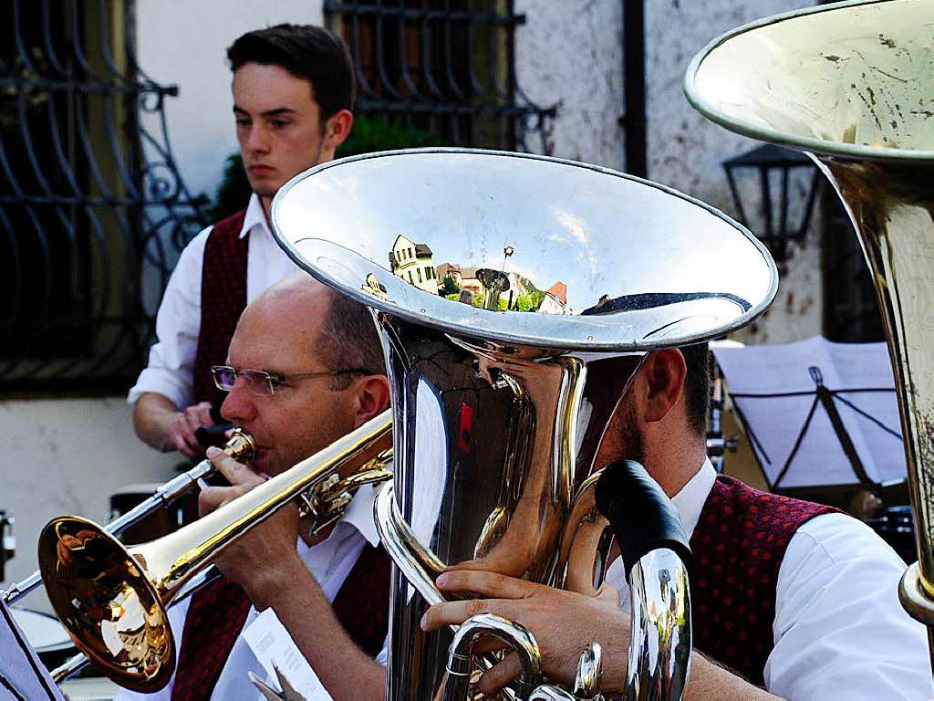 Im Schatten des Innenhofs der Hausbrennerei Schladerer gab die Stadtmusik Staufen ein tolles und gut besuchtes Open-Air-Konzert und zeigte, wie modern Blasmusik sein kann. Der Applaus war den Musikerinnen und Musikern sicher.