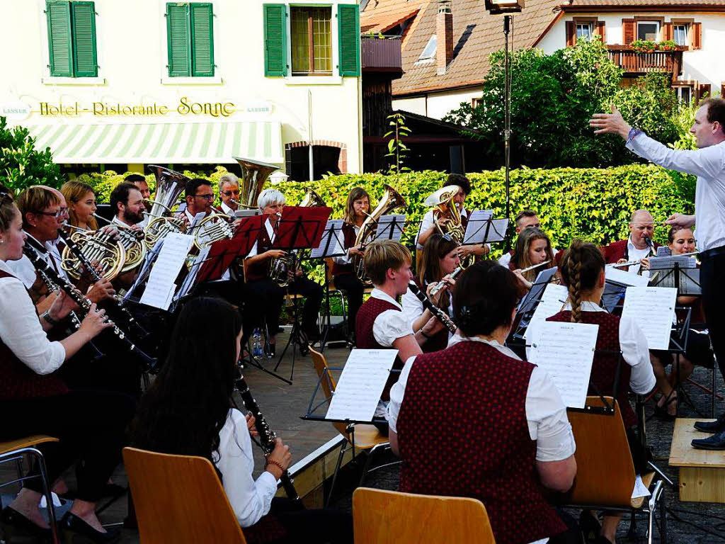 Im Schatten des Innenhofs der Hausbrennerei Schladerer gab die Stadtmusik Staufen ein tolles und gut besuchtes Open-Air-Konzert und zeigte, wie modern Blasmusik sein kann. Der Applaus war den Musikerinnen und Musikern sicher.