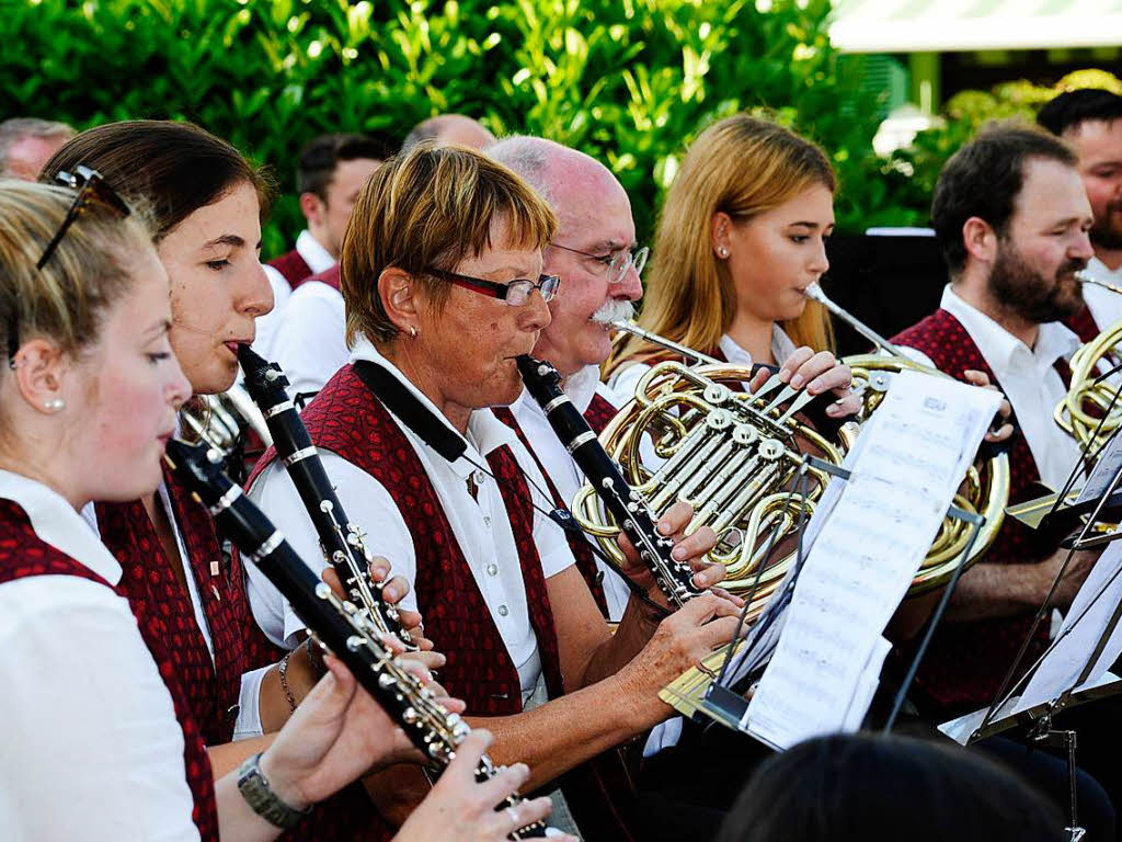 Im Schatten des Innenhofs der Hausbrennerei Schladerer gab die Stadtmusik Staufen ein tolles und gut besuchtes Open-Air-Konzert und zeigte, wie modern Blasmusik sein kann. Der Applaus war den Musikerinnen und Musikern sicher.