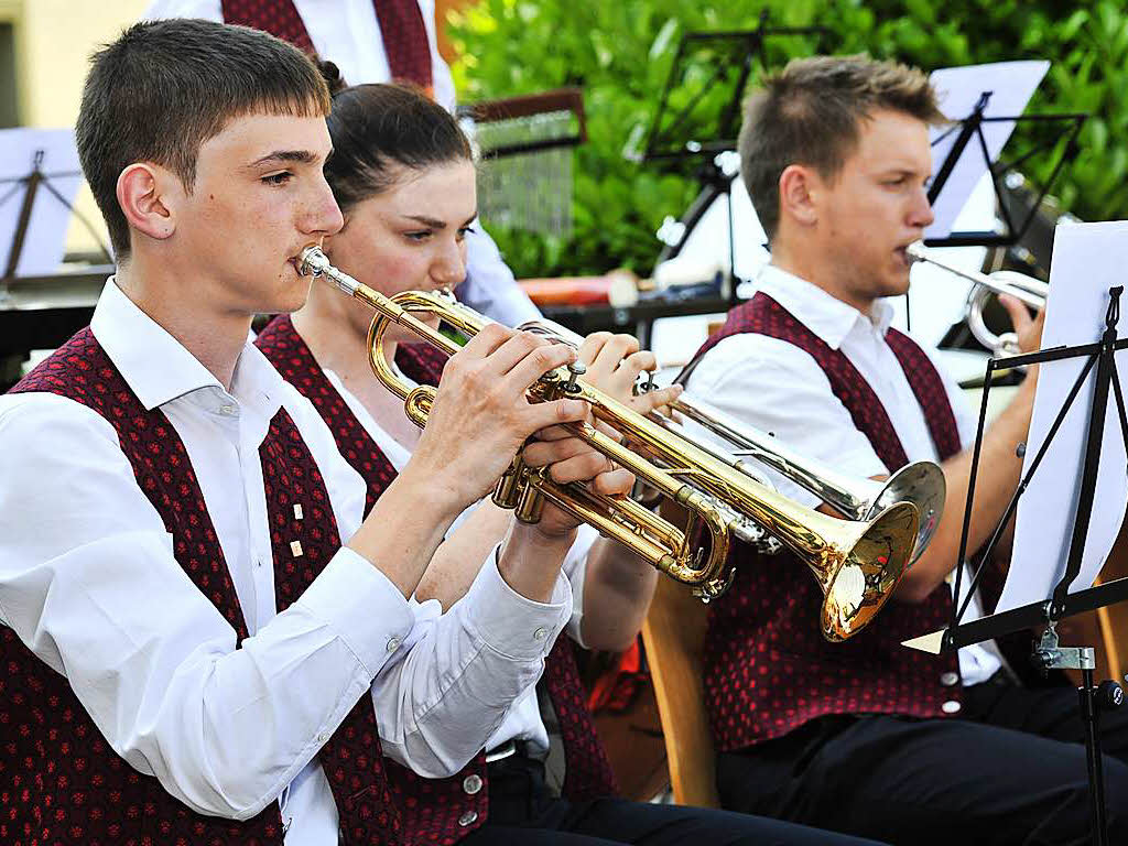 Im Schatten des Innenhofs der Hausbrennerei Schladerer gab die Stadtmusik Staufen ein tolles und gut besuchtes Open-Air-Konzert und zeigte, wie modern Blasmusik sein kann. Der Applaus war den Musikerinnen und Musikern sicher.