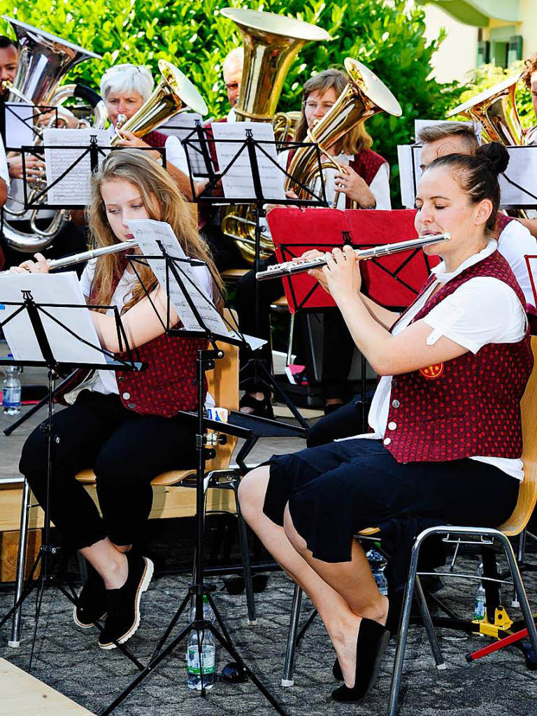 Im Schatten des Innenhofs der Hausbrennerei Schladerer gab die Stadtmusik Staufen ein tolles und gut besuchtes Open-Air-Konzert und zeigte, wie modern Blasmusik sein kann. Der Applaus war den Musikerinnen und Musikern sicher.