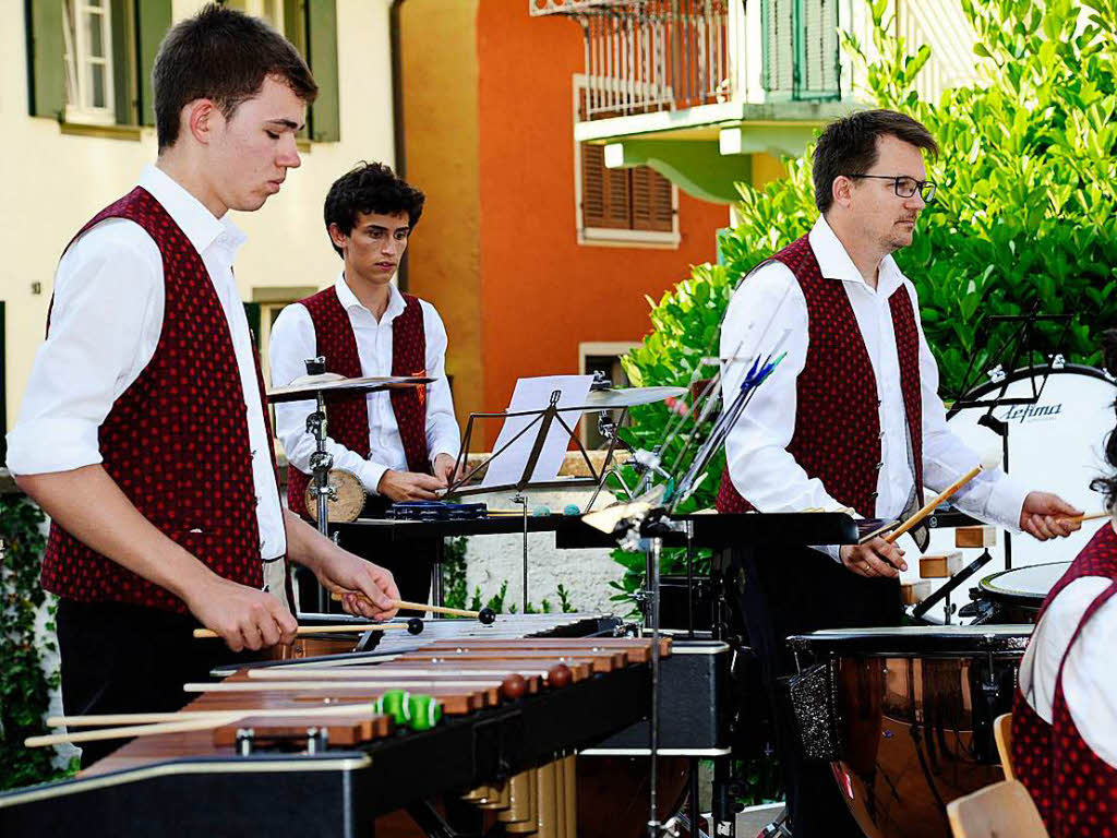 Im Schatten des Innenhofs der Hausbrennerei Schladerer gab die Stadtmusik Staufen ein tolles und gut besuchtes Open-Air-Konzert und zeigte, wie modern Blasmusik sein kann. Der Applaus war den Musikerinnen und Musikern sicher.