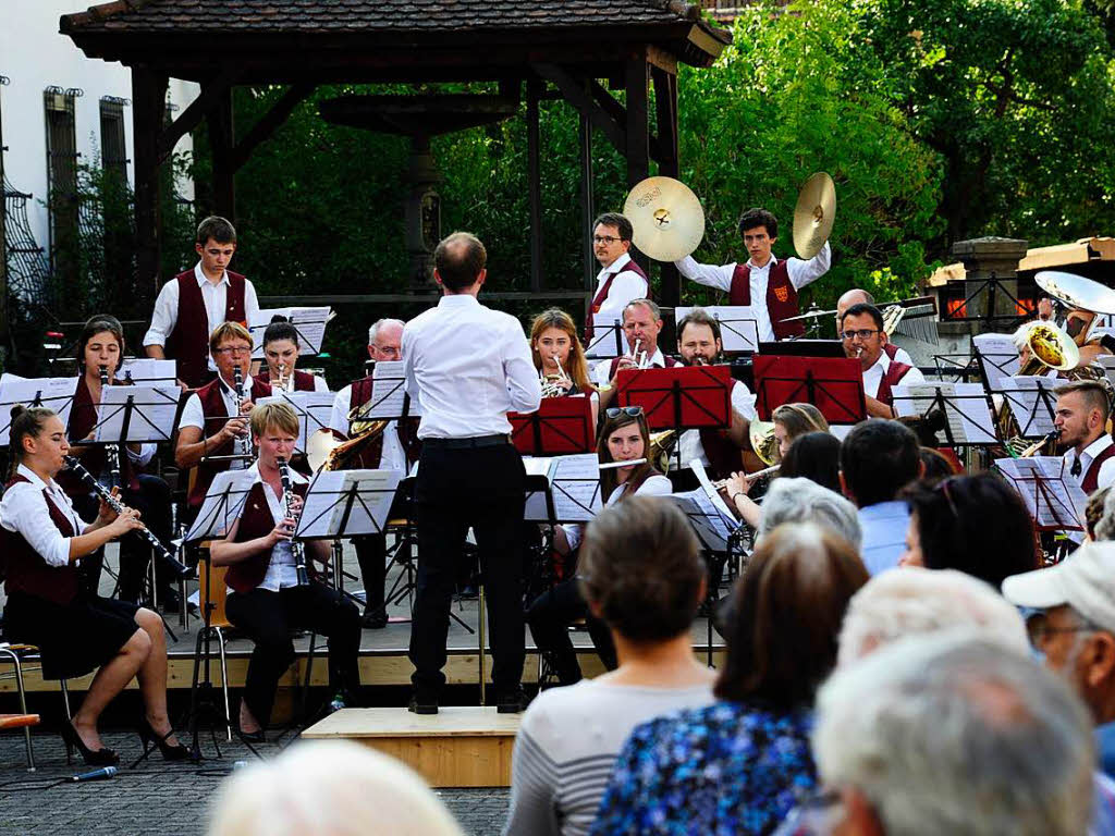 Im Schatten des Innenhofs der Hausbrennerei Schladerer gab die Stadtmusik Staufen ein tolles und gut besuchtes Open-Air-Konzert und zeigte, wie modern Blasmusik sein kann. Der Applaus war den Musikerinnen und Musikern sicher.