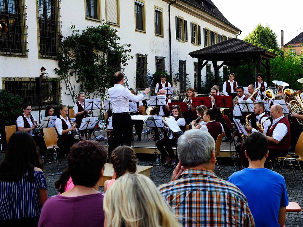 Im Schatten des Innenhofs der Hausbrennerei Schladerer gab die Stadtmusik Staufen ein tolles und gut besuchtes Open-Air-Konzert und zeigte, wie modern Blasmusik sein kann. Der Applaus war den Musikerinnen und Musikern sicher.