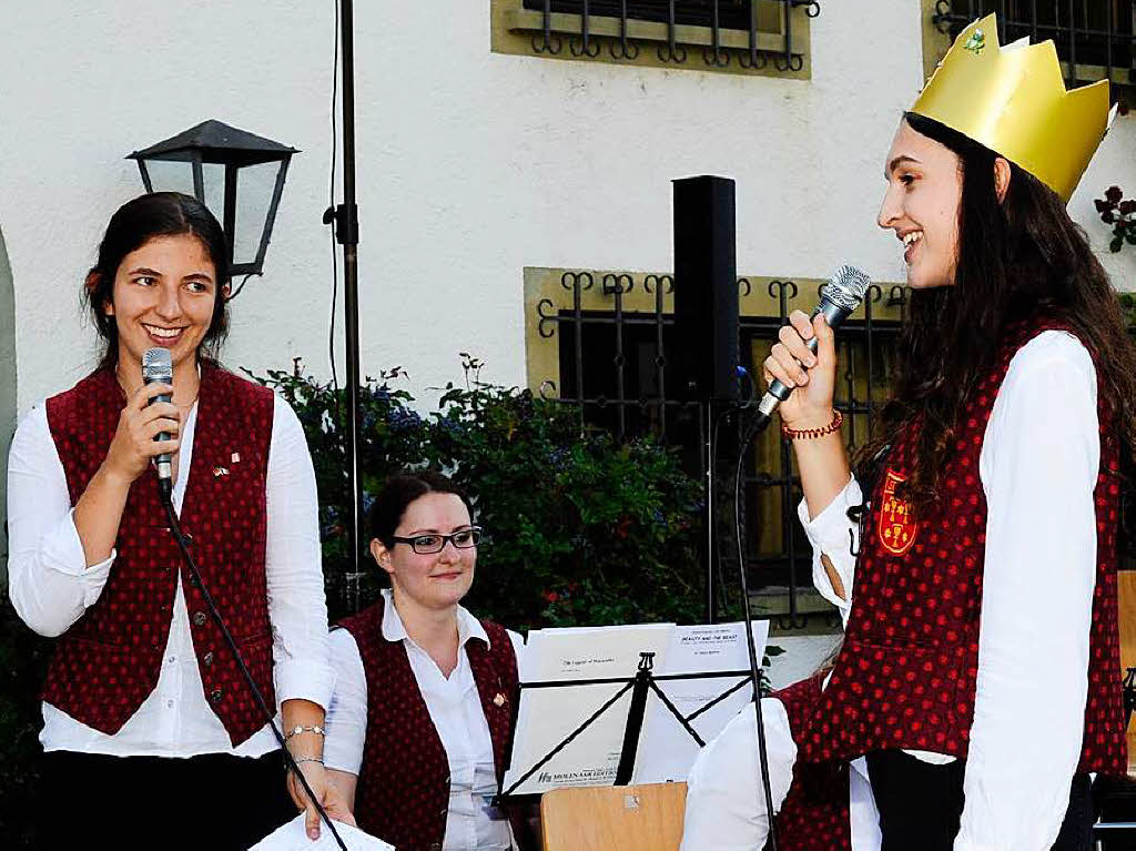 Im Schatten des Innenhofs der Hausbrennerei Schladerer gab die Stadtmusik Staufen ein tolles und gut besuchtes Open-Air-Konzert und zeigte, wie modern Blasmusik sein kann. Der Applaus war den Musikerinnen und Musikern sicher.