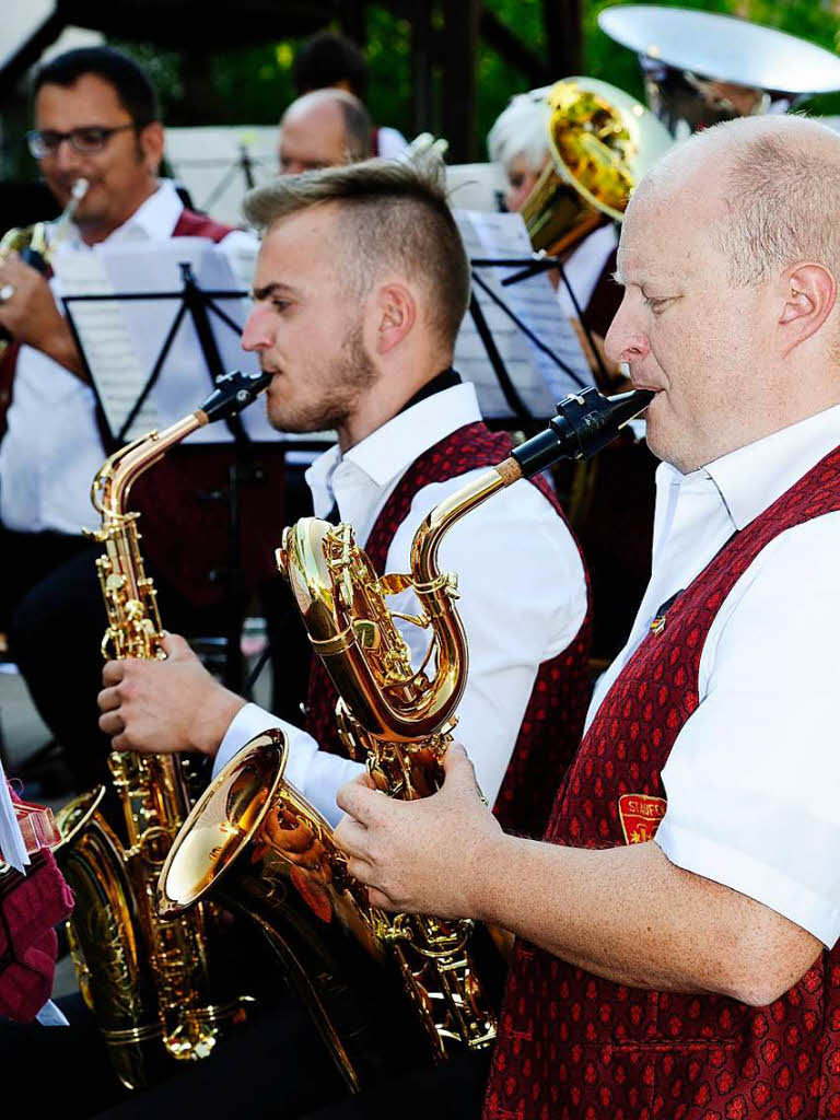 Im Schatten des Innenhofs der Hausbrennerei Schladerer gab die Stadtmusik Staufen ein tolles und gut besuchtes Open-Air-Konzert und zeigte, wie modern Blasmusik sein kann. Der Applaus war den Musikerinnen und Musikern sicher.