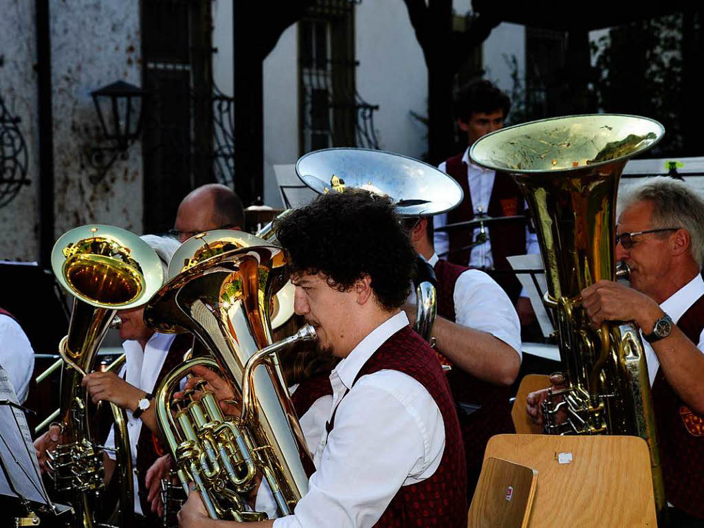 Im Schatten des Innenhofs der Hausbrennerei Schladerer gab die Stadtmusik Staufen ein tolles und gut besuchtes Open-Air-Konzert und zeigte, wie modern Blasmusik sein kann. Der Applaus war den Musikerinnen und Musikern sicher.