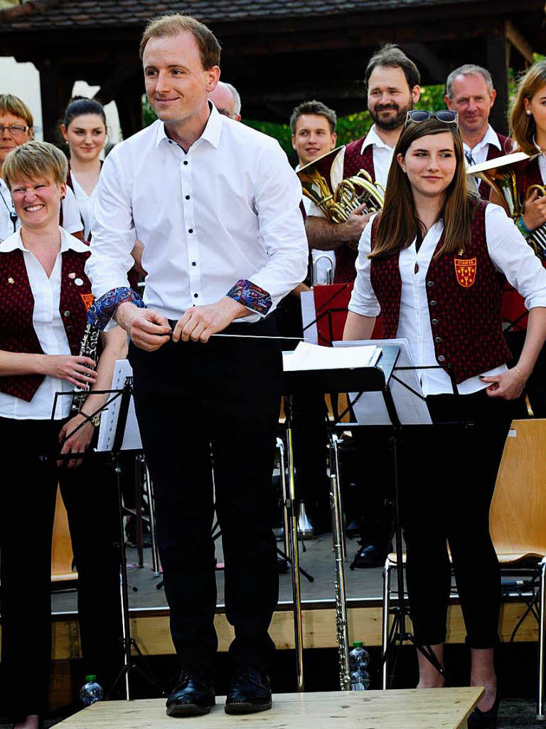 Im Schatten des Innenhofs der Hausbrennerei Schladerer gab die Stadtmusik Staufen ein tolles und gut besuchtes Open-Air-Konzert und zeigte, wie modern Blasmusik sein kann. Der Applaus war den Musikerinnen und Musikern sicher.