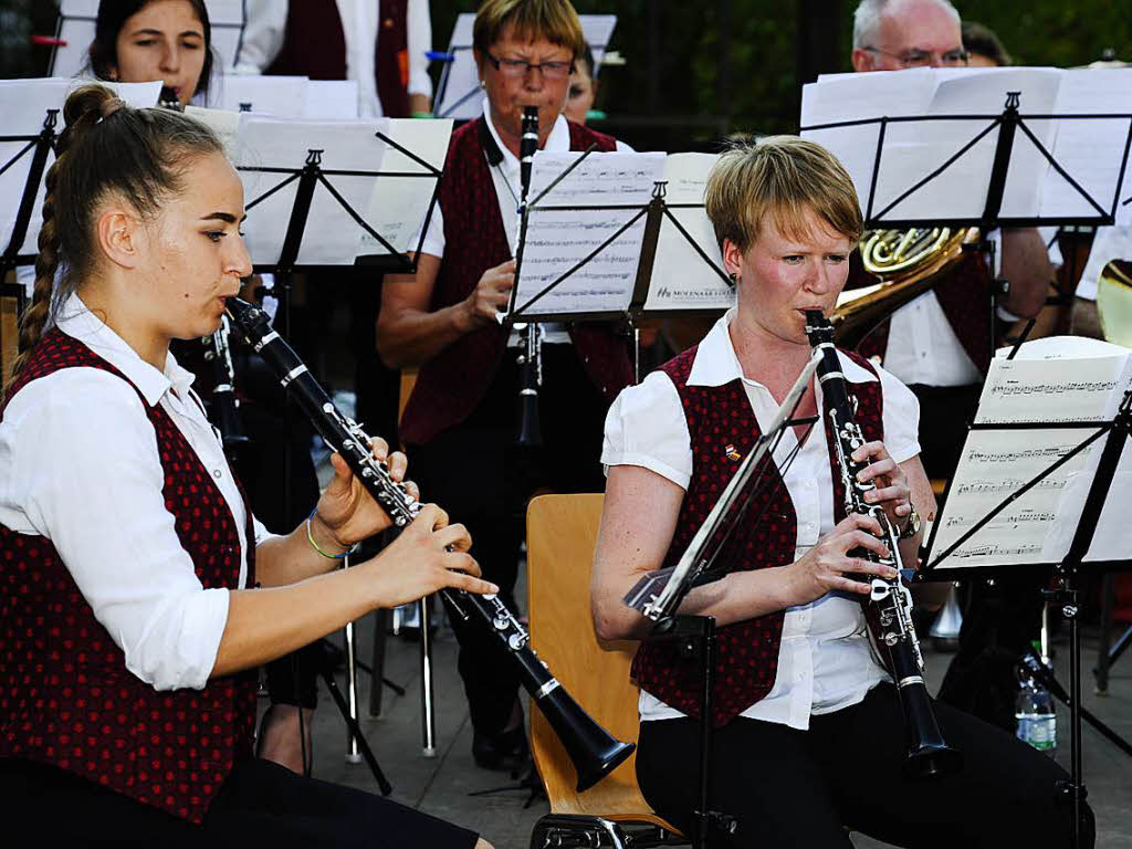 Im Schatten des Innenhofs der Hausbrennerei Schladerer gab die Stadtmusik Staufen ein tolles und gut besuchtes Open-Air-Konzert und zeigte, wie modern Blasmusik sein kann. Der Applaus war den Musikerinnen und Musikern sicher.