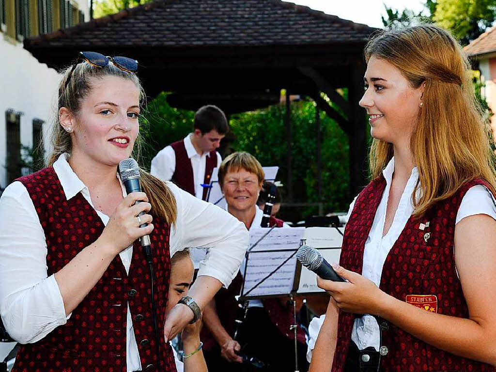 Im Schatten des Innenhofs der Hausbrennerei Schladerer gab die Stadtmusik Staufen ein tolles und gut besuchtes Open-Air-Konzert und zeigte, wie modern Blasmusik sein kann. Der Applaus war den Musikerinnen und Musikern sicher.