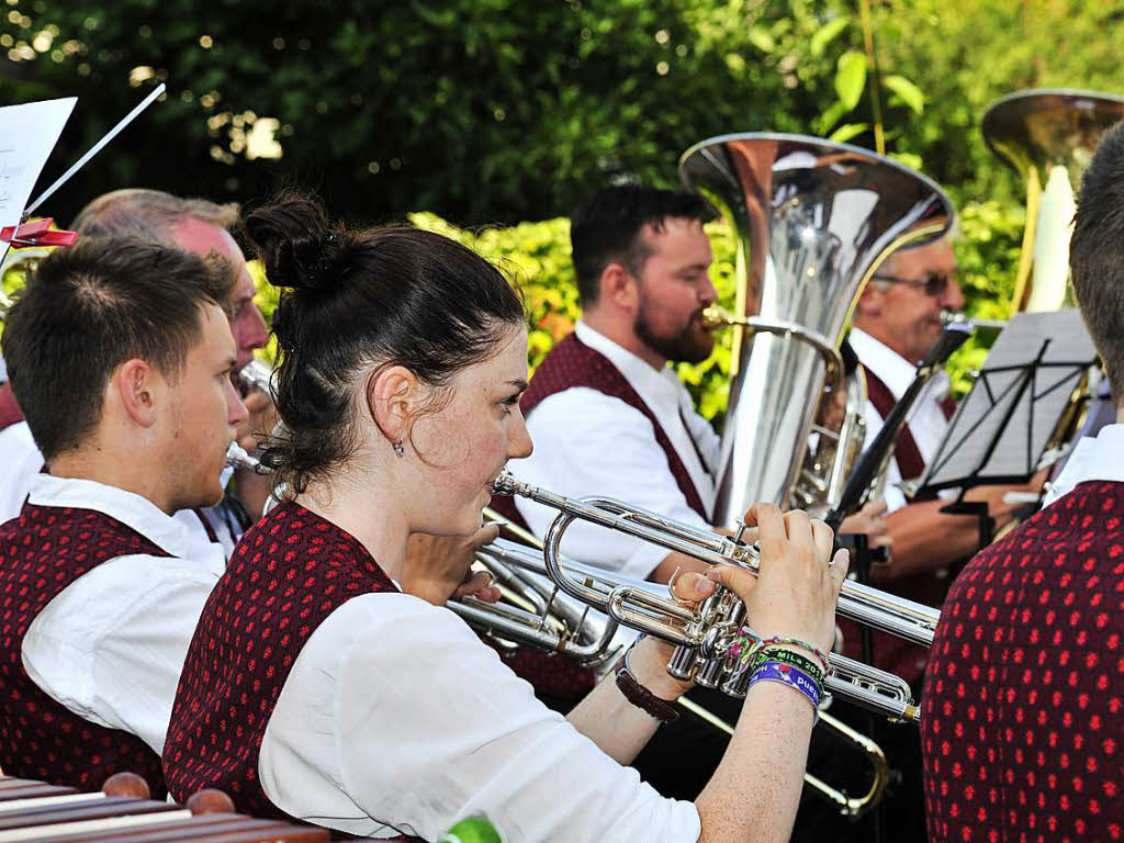 Im Schatten des Innenhofs der Hausbrennerei Schladerer gab die Stadtmusik Staufen ein tolles und gut besuchtes Open-Air-Konzert und zeigte, wie modern Blasmusik sein kann. Der Applaus war den Musikerinnen und Musikern sicher.