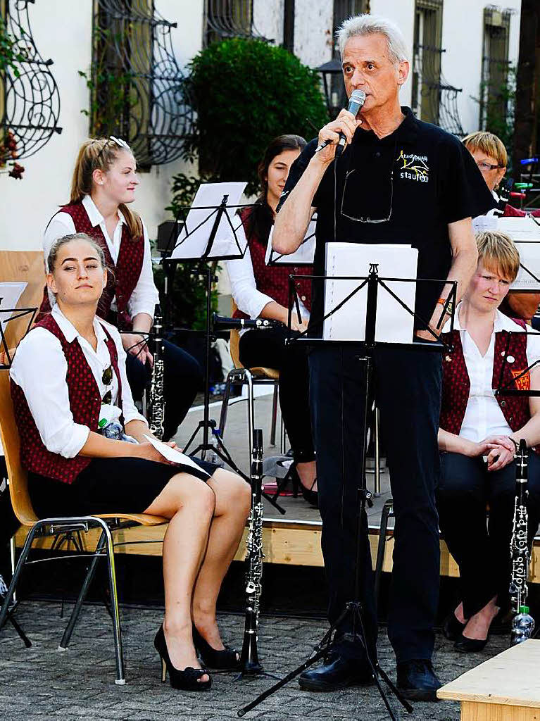 Im Schatten des Innenhofs der Hausbrennerei Schladerer gab die Stadtmusik Staufen ein tolles und gut besuchtes Open-Air-Konzert und zeigte, wie modern Blasmusik sein kann. Der Applaus war den Musikerinnen und Musikern sicher.