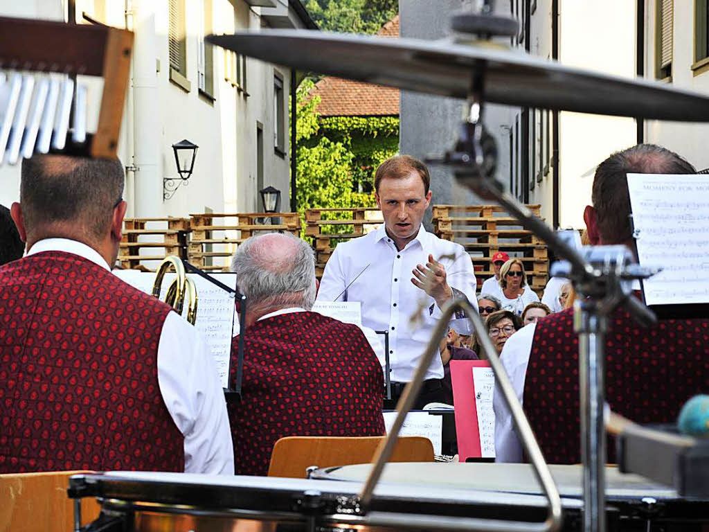 Im Schatten des Innenhofs der Hausbrennerei Schladerer gab die Stadtmusik Staufen ein tolles und gut besuchtes Open-Air-Konzert und zeigte, wie modern Blasmusik sein kann. Der Applaus war den Musikerinnen und Musikern sicher.