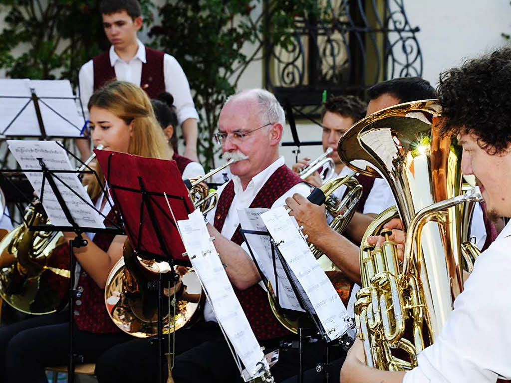 Im Schatten des Innenhofs der Hausbrennerei Schladerer gab die Stadtmusik Staufen ein tolles und gut besuchtes Open-Air-Konzert und zeigte, wie modern Blasmusik sein kann. Der Applaus war den Musikerinnen und Musikern sicher.