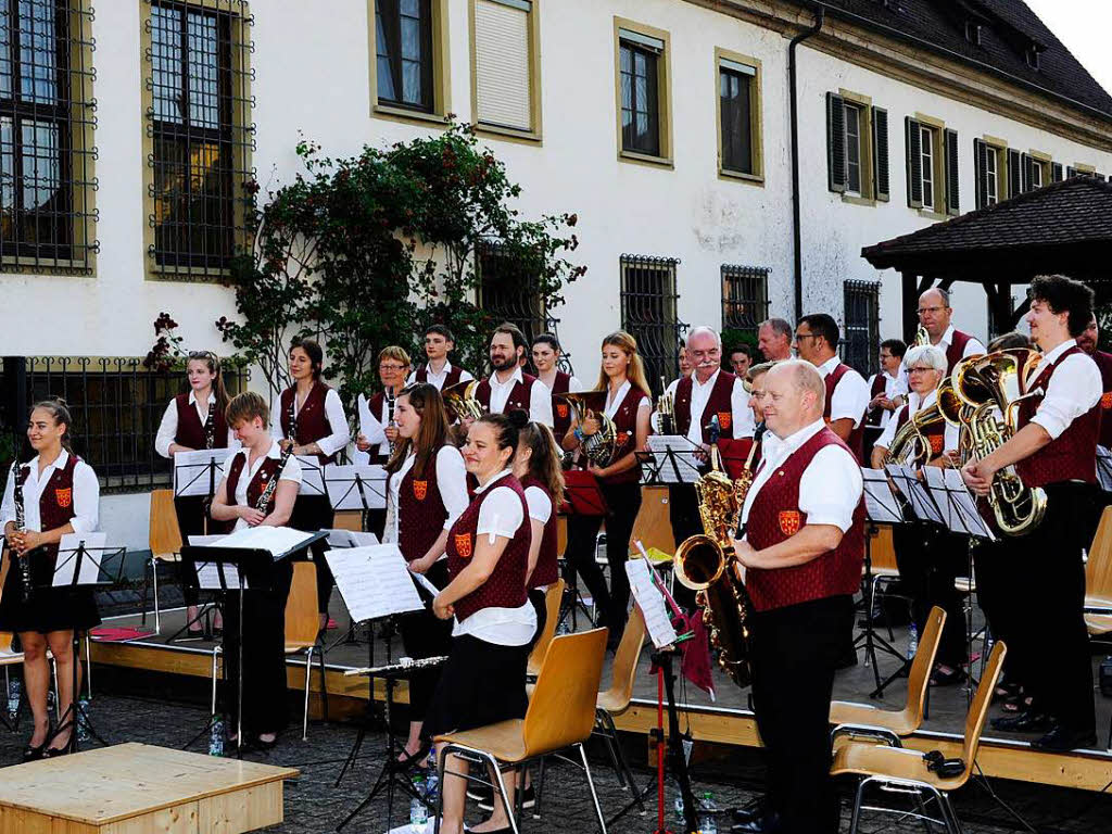 Im Schatten des Innenhofs der Hausbrennerei Schladerer gab die Stadtmusik Staufen ein tolles und gut besuchtes Open-Air-Konzert und zeigte, wie modern Blasmusik sein kann. Der Applaus war den Musikerinnen und Musikern sicher.