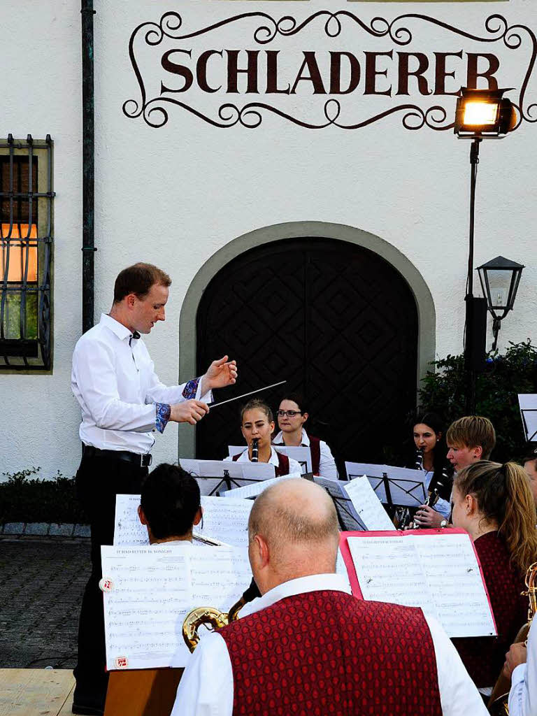 Im Schatten des Innenhofs der Hausbrennerei Schladerer gab die Stadtmusik Staufen ein tolles und gut besuchtes Open-Air-Konzert und zeigte, wie modern Blasmusik sein kann. Der Applaus war den Musikerinnen und Musikern sicher.