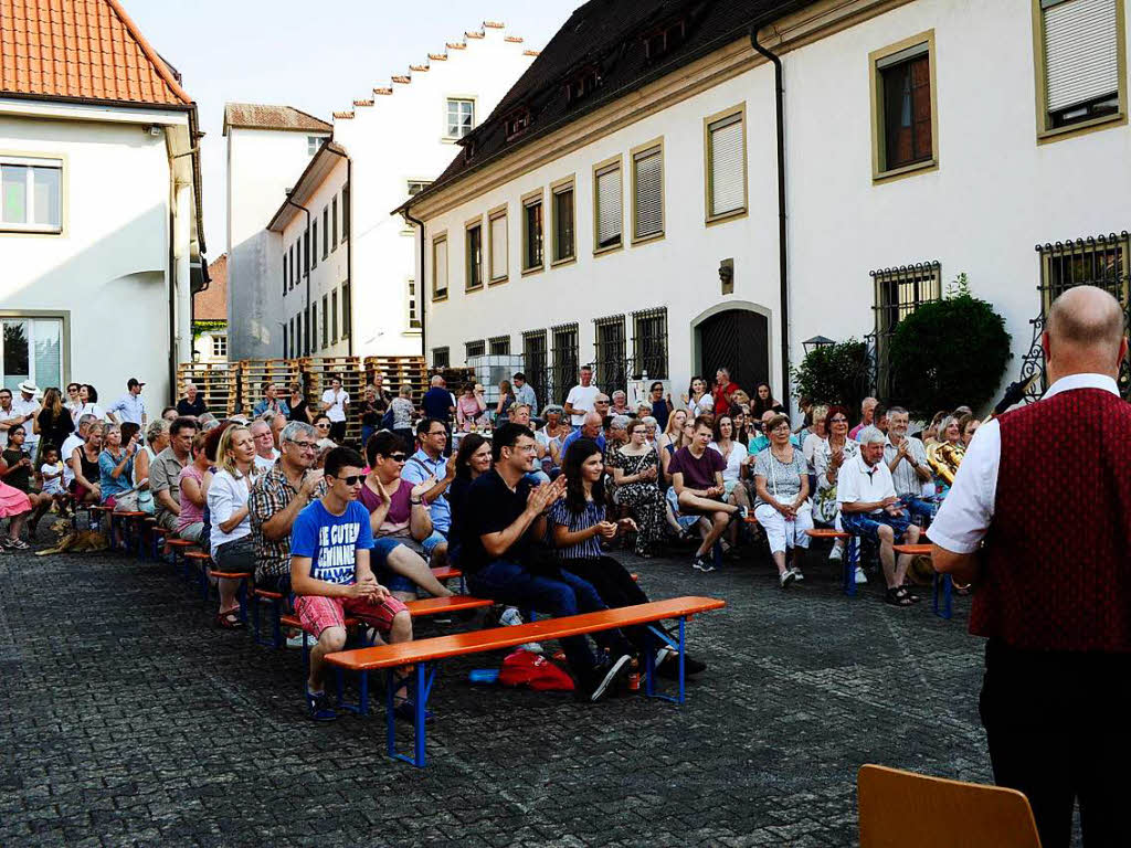 Im Schatten des Innenhofs der Hausbrennerei Schladerer gab die Stadtmusik Staufen ein tolles und gut besuchtes Open-Air-Konzert und zeigte, wie modern Blasmusik sein kann. Der Applaus war den Musikerinnen und Musikern sicher.