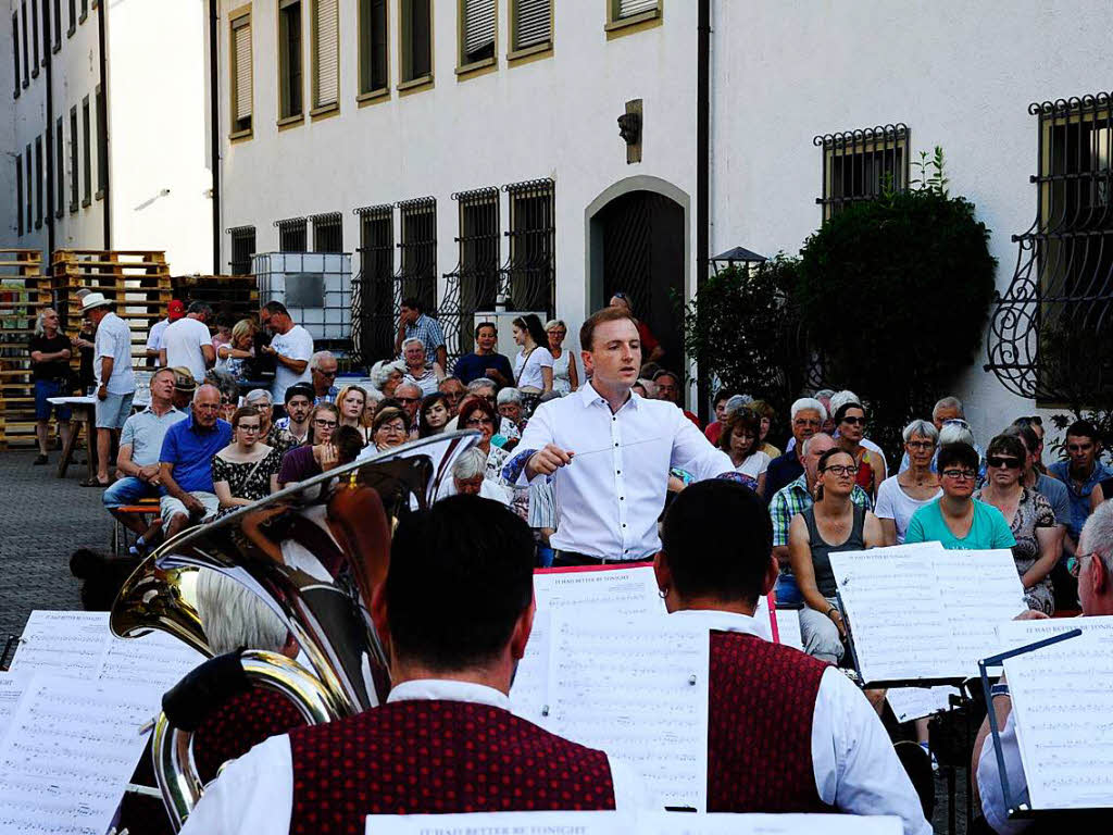 Im Schatten des Innenhofs der Hausbrennerei Schladerer gab die Stadtmusik Staufen ein tolles und gut besuchtes Open-Air-Konzert und zeigte, wie modern Blasmusik sein kann. Der Applaus war den Musikerinnen und Musikern sicher.