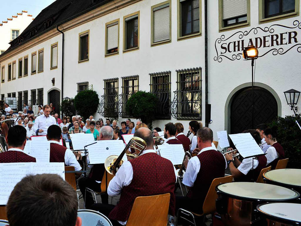 Im Schatten des Innenhofs der Hausbrennerei Schladerer gab die Stadtmusik Staufen ein tolles und gut besuchtes Open-Air-Konzert und zeigte, wie modern Blasmusik sein kann. Der Applaus war den Musikerinnen und Musikern sicher.