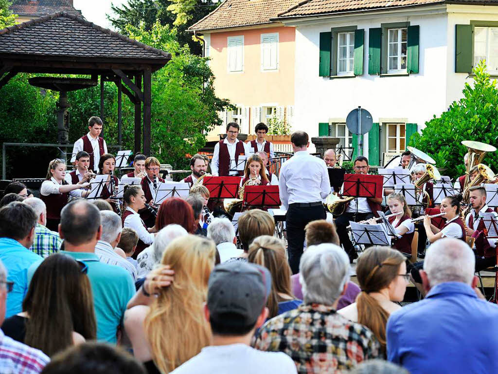 Im Schatten des Innenhofs der Hausbrennerei Schladerer gab die Stadtmusik Staufen ein tolles und gut besuchtes Open-Air-Konzert und zeigte, wie modern Blasmusik sein kann. Der Applaus war den Musikerinnen und Musikern sicher.