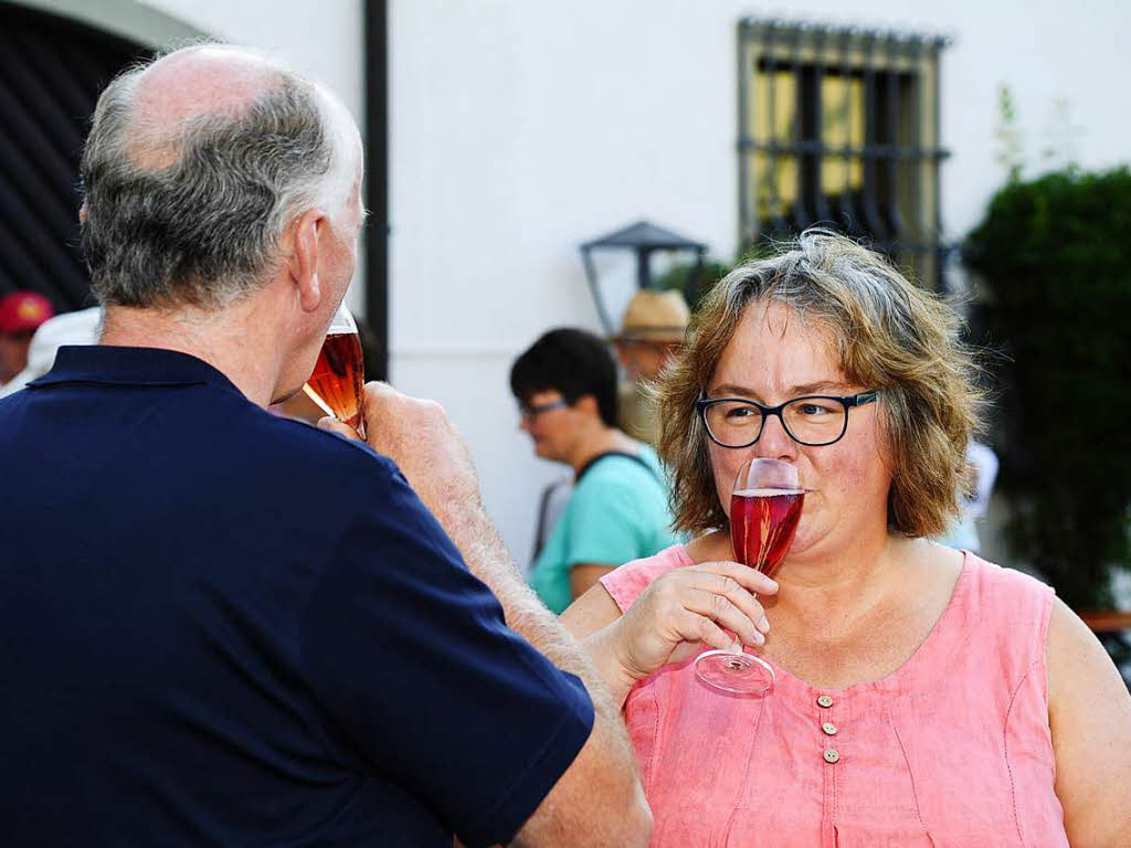 Im Schatten des Innenhofs der Hausbrennerei Schladerer gab die Stadtmusik Staufen ein tolles und gut besuchtes Open-Air-Konzert und zeigte, wie modern Blasmusik sein kann. Der Applaus war den Musikerinnen und Musikern sicher.