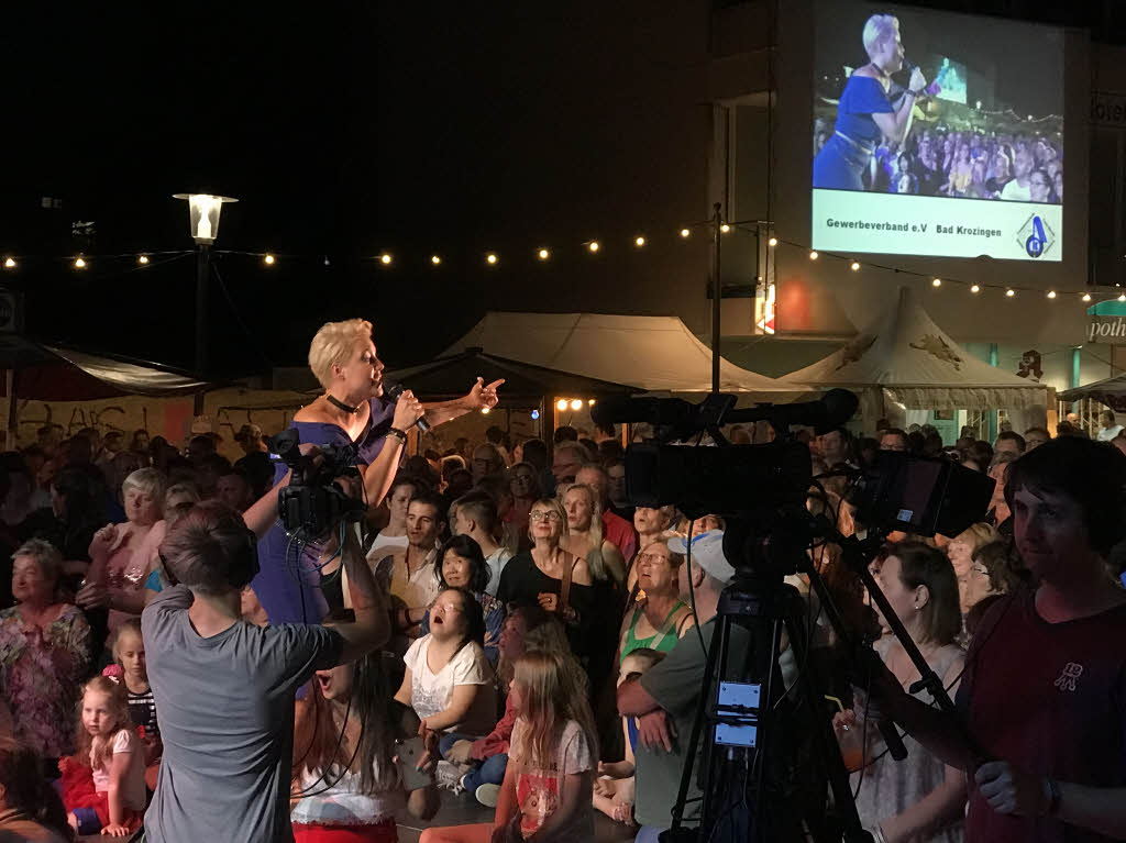 Riesen-Stimmung auf dem Bad Krozinger Lammplatz: Bei tollem Sommerwetter spielte auf Einladung des Gewerbeverbandes die Band N’Cognito mit den Sngerinnen Vanessa Iraci und Tamara Bencsik Hits am laufenden Band.