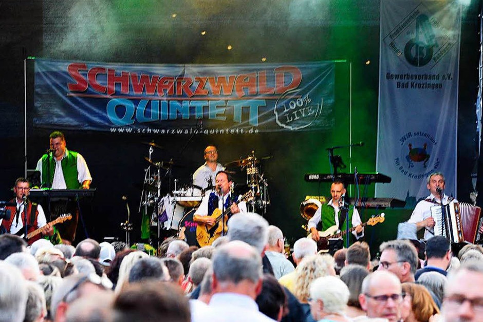 Die 13. Alpenrock-Nacht fand bei bestem sommerlichen Wetter auf dem Lammplatz in Bad Krozingen statt. Das Original Schwarzwaldquintett rockte die Menge. Es wurde bis in die Nacht getanzt, geklatscht, gejubelt und applaudiert. (Foto: Bernhard Seitz) Die 13. Alpenrock-Nacht fand bei bestem sommerlichen Wetter auf dem Lammplatz in Bad Krozingen statt. Das Original Schwarzwaldquintett rockte die Menge. Es wurde bis in die Nacht getanzt, geklatscht, gejubelt und applaudiert. (Foto: Bernhard Seitz)
