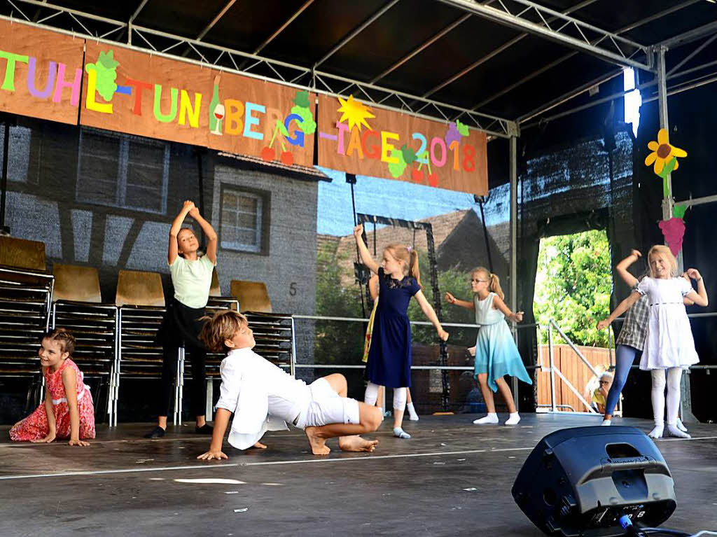 Kinder der Tanztreppe Ihringen auf der Bhne bei ihrer „Modern Dance“-Auffhrung