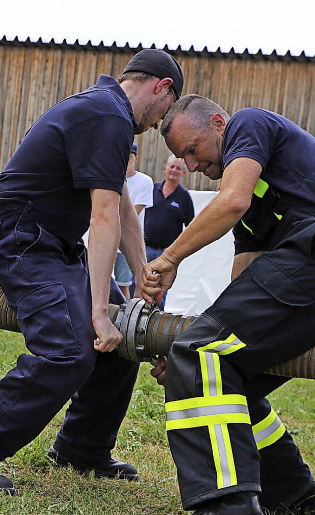 Blitzschnell musste dieser Saugschlauch gekuppelt werden.  | Foto: Martha Weishaar