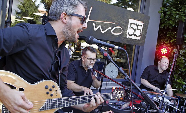 Die Band Two55 unterhielten das Publikum vor Willis Barbershop.   | Foto: Heidi Fssel