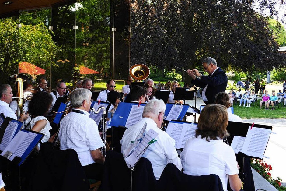 Im Bad Krozinger Kurpark spielten beim Kurkonzert das elsässische Ensembles Orphéon Municipal de Mulhouse, das mit Gastsängern mit Operettenmelodien glänzte und die Formation Plai, die Folklore aus der Westurkaine darbot. (Foto: Bernhard Seitz) Im Bad Krozinger Kurpark spielten beim Kurkonzert das elsässische Ensembles Orphéon Municipal de Mulhouse, das mit Gastsängern mit Operettenmelodien glänzte und die Formation Plai, die Folklore aus der Westurkaine darbot. (Foto: Bernhard Seitz)